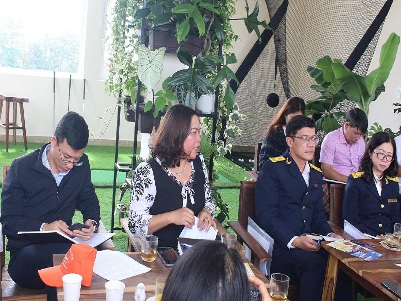 Bà Đỗ Thị Thu Hằng - Trưởng Phòng Tài nguyên và Môi trường huyện Lạc Dương, chia sẻ thông tin với doanh nghiệp