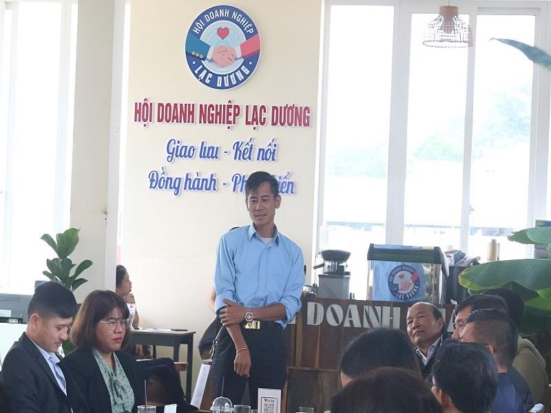 Ông Lý Mạnh Hùng - Giám đốc HTX Dịch vụ vận tải Lạc Dương, chia sẻ tại chương trình Cà phê doanh nhân