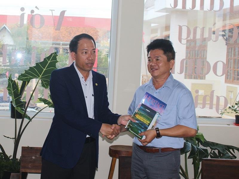 Chủ tịch UBND huyện Lạc Dương Sử Thanh Hoài tặng sách cho Chủ tịch Chi hội Doanh nghiệp Lạc Dương Nguyễn Phục Quốc
