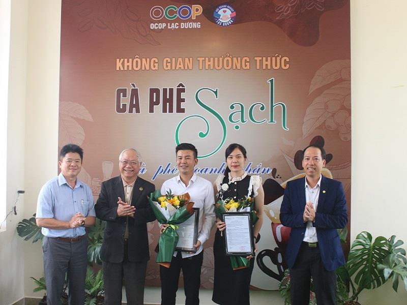 Trao quyết định bổ nhiệm 2 Phó Chủ tịch Chi hội Doanh nghiệp Lạc Dương