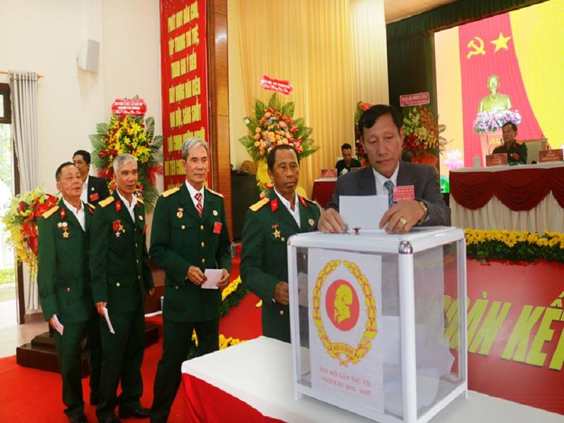 Các đại biểu bỏ phiếu bầu Ban Chấp hành Hội Cựu chiến binh huyện Lạc Dương khóa VII, nhiệm kỳ 2022 - 2027