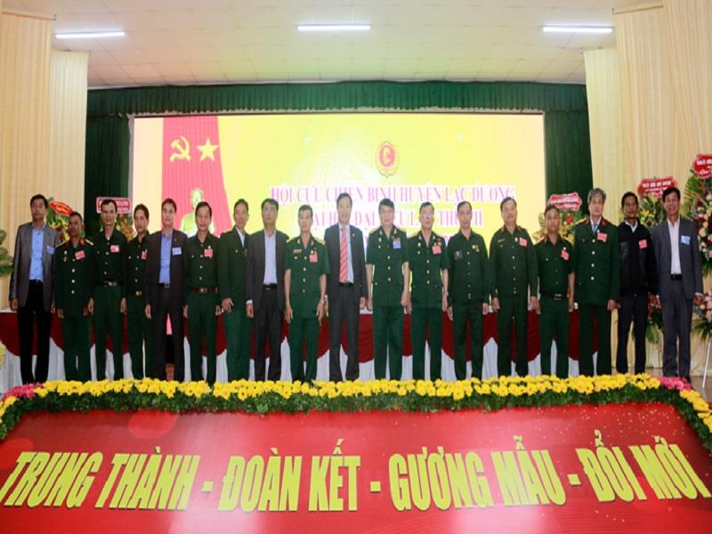 Các đồng chí lãnh đạo huyện Lạc Dương và Hội Cựu chiến binh tỉnh chụp hình lưu niệm với Ban Chấp hành Hội Cựu chiến binh huyện Lạc Dương khóa VII, nhiệm kỳ 2022 - 2027