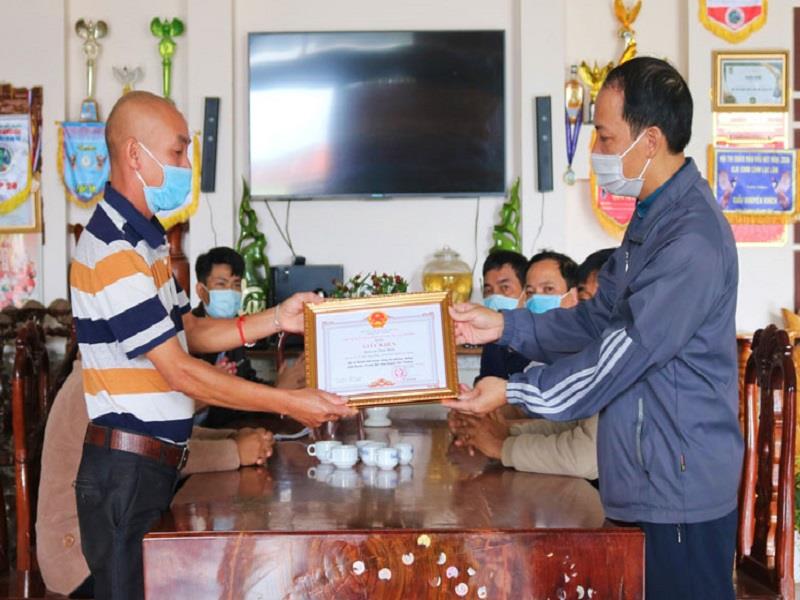 Chủ tịch UBND huyện Lạc Dương Sử Thanh Hoài trao tặng giấy khen cho quán cơm Tiến Hiền