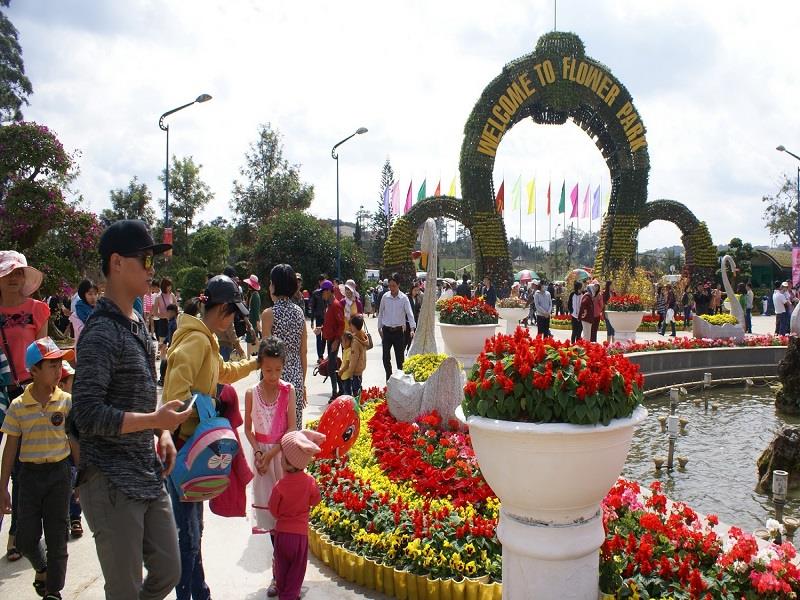 Tỉnh Lâm Đồng yêu cầu thực hiện biện pháp bảo đảm đón Tết Nguyên đán Giáp Thìn 2024 vui tươi, lành mạnh, an toàn, tiết kiệm. Ảnh: Lệ Thủy