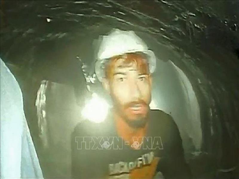 Những hình ảnh đầu tiên về 41 công nhân bị mắc kẹt 9 ngày trong đường hầm đường cao tốc bị sập tại bang Uttarakhand, Ấn Độ đã được công bố trong ngày 21/11. (Ảnh: AFP/TTXVN)