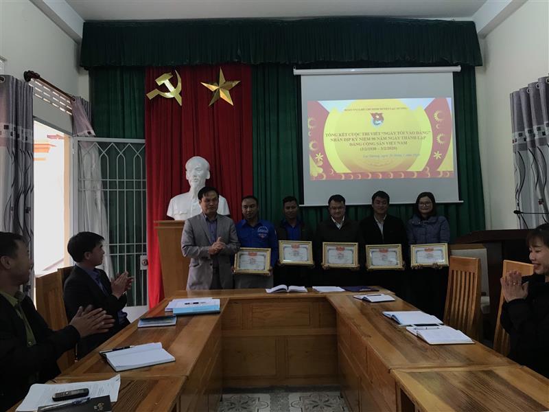Đồng chí Phó Trưởng ban Tuyên giáo Huyện ủy trao giải cho các cá nhận đạt giải
