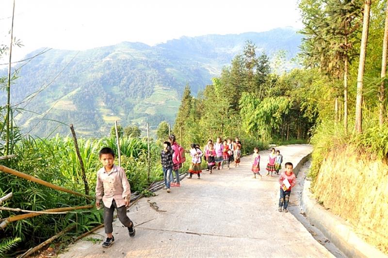Trẻ em thôn Ngải Thầu (xã Thàng Tín, huyện Hoàng Su Phì, tỉnh Hà Giang) vui tới trường trên con đường mới