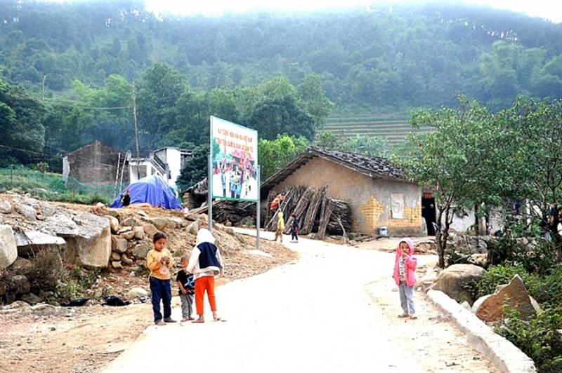 Thay vì con đường lầy lội phân trâu, đường vào Khe O (xã Lục Hồn, huyện Bình Liêu, tỉnh Quảng Ninh) nay đã được đổ bê tông quy cũ.