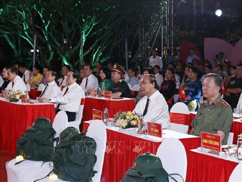 Chủ tịch nước Nguyễn Xuân Phúc cùng các đồng chí lãnh đạo Đảng, Nhà nước dự Cầu truyền hình tại điểm cầu Hà Nội