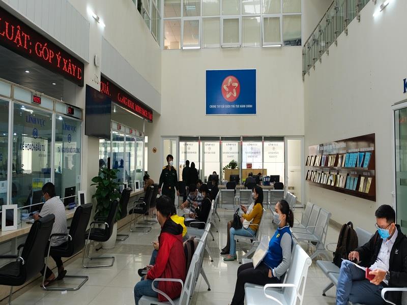 ​​​​​​​Người dân chờ giải quyết công việc tại Trung tâm Hành chính tỉnh Lâm Đồng