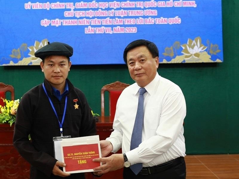 GS,TS Nguyễn Xuân Thắng tặng quà cho các đại biểu thanh niên tiên tiến làm theo lời Bác