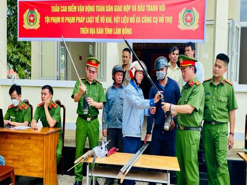 Công an tỉnh Lâm Đồng vận động người dân giao nộp vũ khí, vật liệu nổ, công cụ hỗ trợ