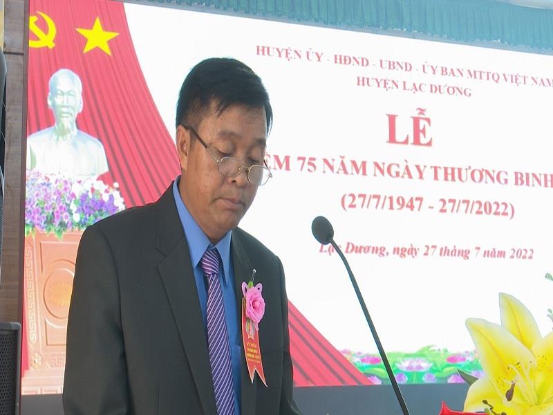 Đồng chí Cil Poh - Phó Chủ tịch UBND huyện đọc diễn văn khai mạc tại Lễ kỷ niệm