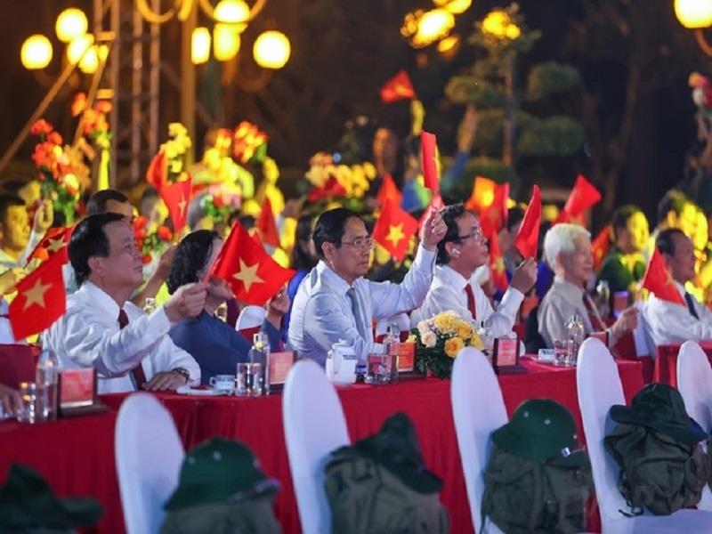 Thủ tướng Chính phủ Phạm Minh Chính cùng các đồng chí lãnh đạo Đảng, các đại biểu dự chương trình tại đầu cầu TP Hồ Chí Minh