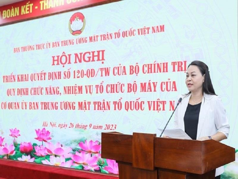 Phó Chủ tịch - Tổng Thư ký UBTƯ MTTQ Việt Nam Nguyễn Thị Thu Hà  công bố Quyết định số 120-QĐ/TW của Bộ Chính trị