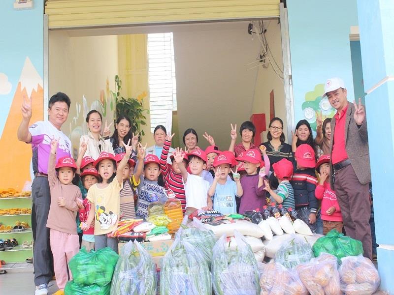 Đoàn cũng đã đến thăm và tặng nhu yếu phẩm hàng tháng cho Trường Mầm non Long Lanh