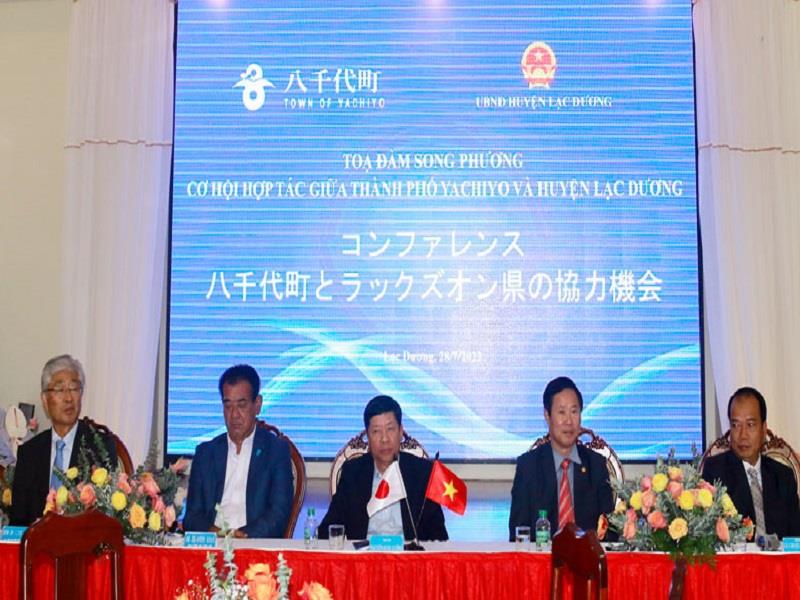 Lãnh đạo huyện Lạc Dương và thành phố Yachiyo cùng đại sứ Nguyễn Quốc Cường chủ trì chương trình tọa đàm