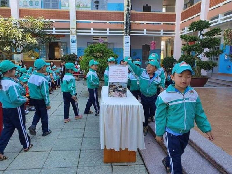 Các em học sinh tích cực hưởng ứng quyên góp ủng hộ đồng bào miền Trung