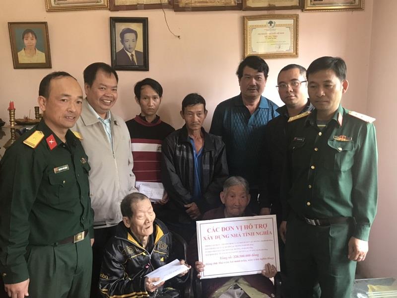 Các cơ quan, đơn vị của huyện và UBND thị trấn Lạc Dương trao tiền hỗ trợ làm nhà cho gia đình