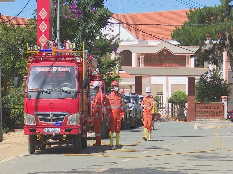 Đội PCCC&CHCN thị trấn Lạc Dương tham gia diễn tập phòng cháy