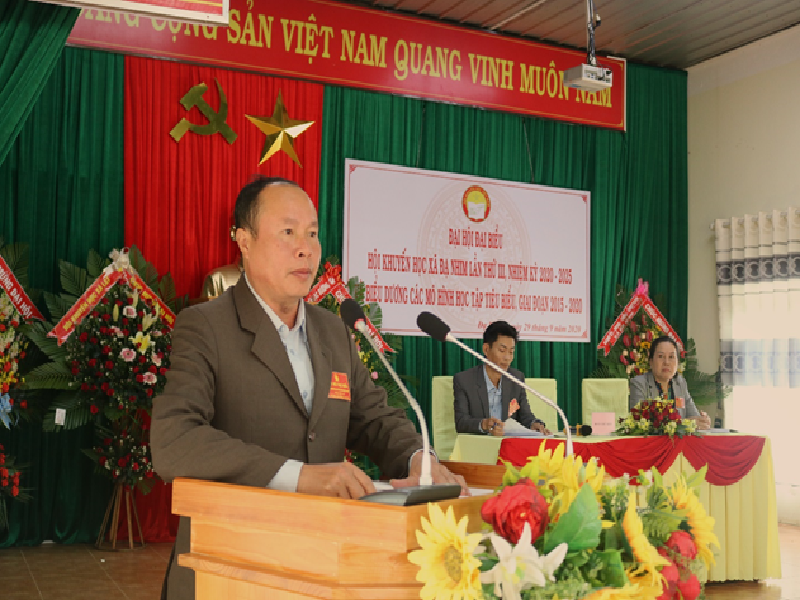 Đồng chí Trịnh Xuân Tự - HUV, Bí Thư Đảng ủy, Chủ tịch Hội Khuyến học xã khóa II phát biểu khai mạc Đại hội