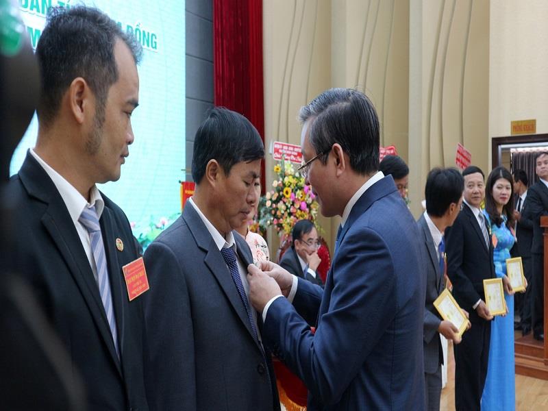 Đ/c Lương Quốc Đoàn - Chủ tịch Trung ương Hội Nông dân Việt Nam trao tặng Kỷ niệm chương Vì giai cấp công nhân Việt Nam
