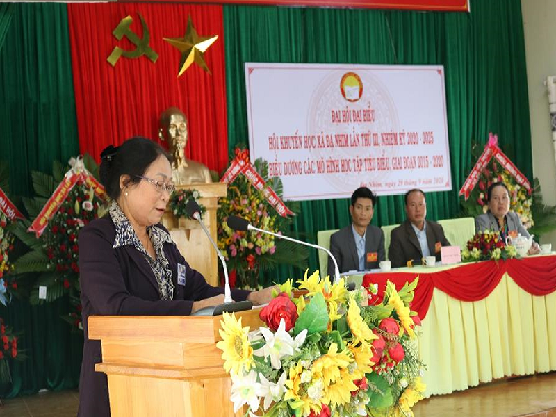 Đồng chí Trịnh Thị Bồng - Phó Chủ tịch Hội Khuyến học huyện Lạc Dương phát biểu chỉ đạo tại Đại hội