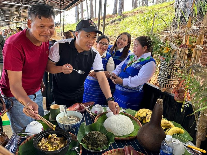 Du khách thích thú thưởng thức các món ăn mang hương vị của núi rừng Lang Biang
