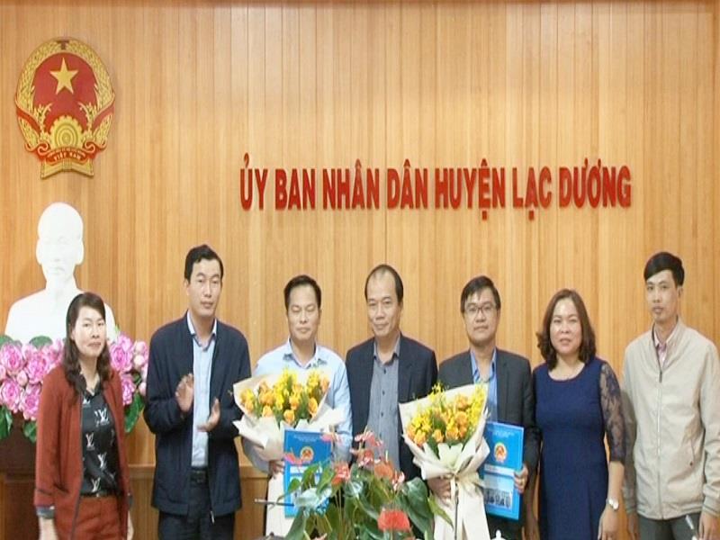 Đồng chí Lê Chí Quang Minh - UVBTV, Phó Chủ tịch UBND huyện (đứng giữa) trao Quyết định của Chủ tịch UBND huyện bổ nhiệm cán bộ lãnh đạo, quản lý