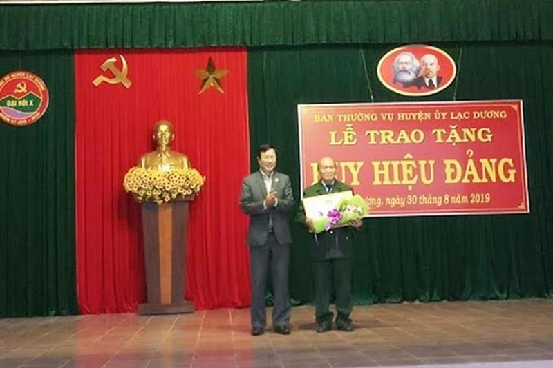 Đồng chí Phạm Triều - TUV, Bí thư Huyện ủy trao Huy hiệu 70 tuổi Đảng cho đảng viên Ngô Viết Ngưu