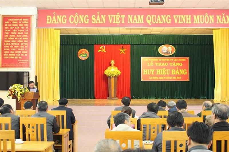 Đồng chí Nguyễn Quang Cửa - đảng viên 45 tuổi Đảng phát biểu cảm tưởng tại buổi lễ