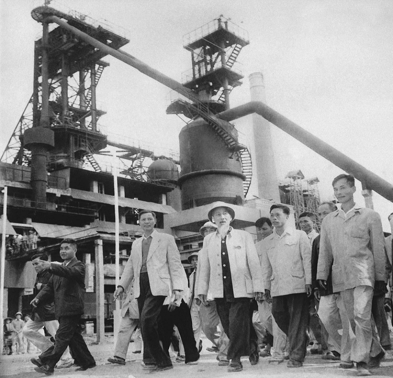 Chủ tịch Hồ Chí Minh thăm khu công nghiệp Liên hợp gang thép Thái Nguyên nhân dịp lò cao số 1 ra mẻ gang đầu tiên (năm 1964)_Nguồn: hochiminh.vn