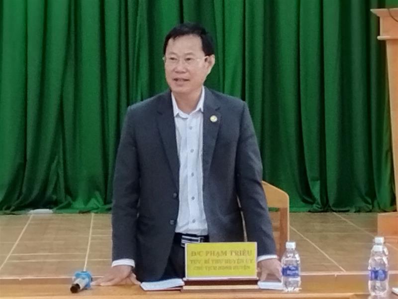 Đồng chí Phạm Triều - TUV, Bí thư Huyện ủy, Chủ tịch HĐND huyện phát biểu chỉ đại tại buổi làm việc