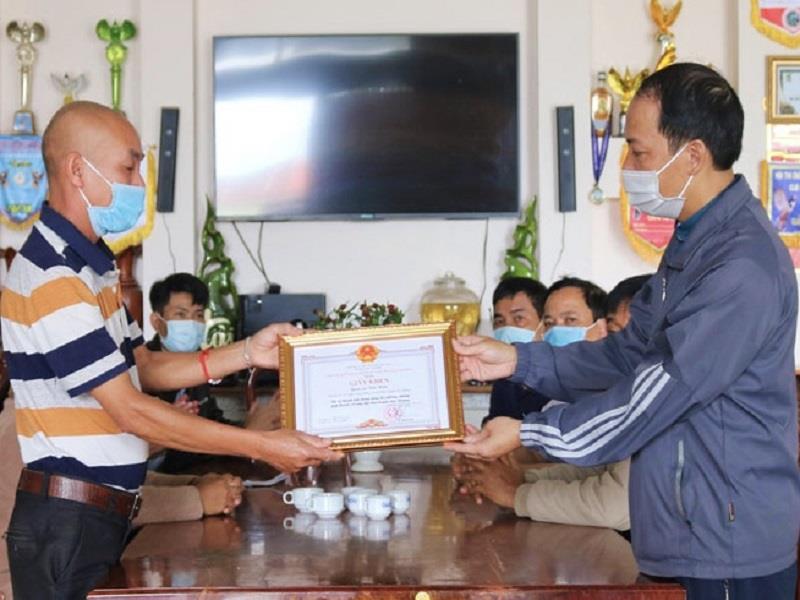 Đồng chí Sử Thanh Hoài - Chủ tịch UBND huyện Lạc Dương trao tặng giấy khen cho quán cơm Tiến Hiền vào ngày 25/7