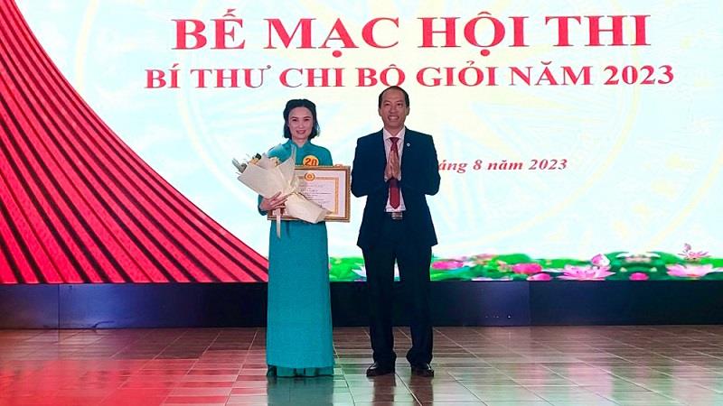 Đồng chí Sử Thanh Hoài - Bí thư Huyện ủy, Chủ tịch HĐND huyện Lạc Dương trao giải cho thí sinh đạt giải nhất