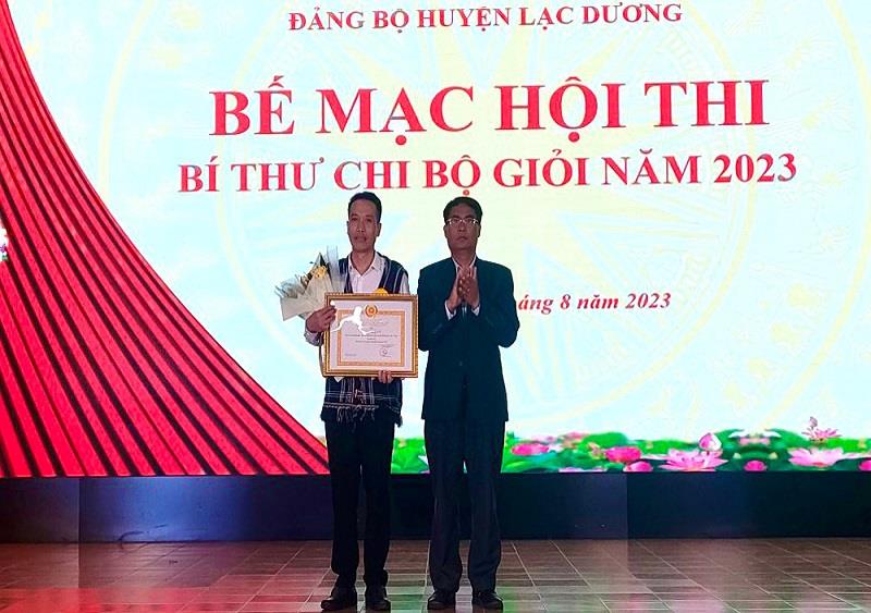 Đồng chí Ya Tiong - Phó Bí thư Thường trực Huyện ủy Lạc Dương trao giải cho thí sinh đạt giải nhì