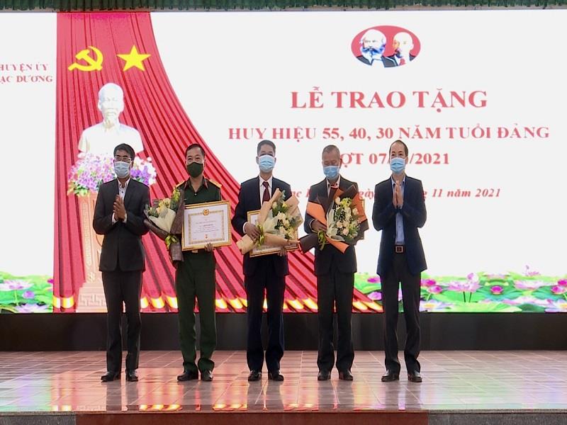 Trao tặng huy hiệu cho các đảng viên 55 năm, 40 năm và 30 năm tuổi Đảng