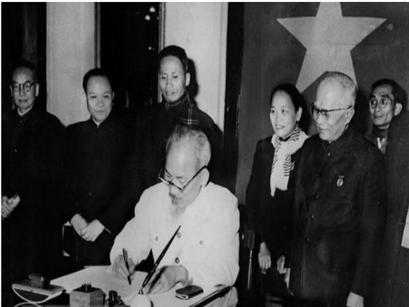 Chủ tịch Hồ Chí Minh nhấn mạnh: Cán bộ và đảng viên càng phải nâng cao tinh thần phụ trách, nêu gương “cần kiệm liêm chính”, không xâm phạm một đồng xu, hạt thóc của Nhà nước, của nhân dân....