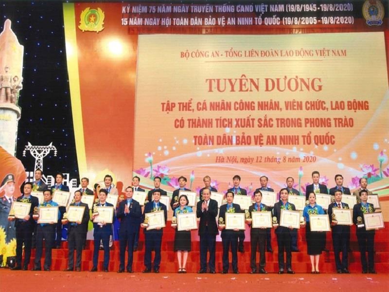 Hình ảnh tại lễ tuyên dương các tập thể, cá nhân tiêu biểu trong phong trào toàn dân bảo vệ an ninh Tổ quốc năm 2020. (Ảnh minh hoạ. Nguồn: hanoimoi.com.vn)
