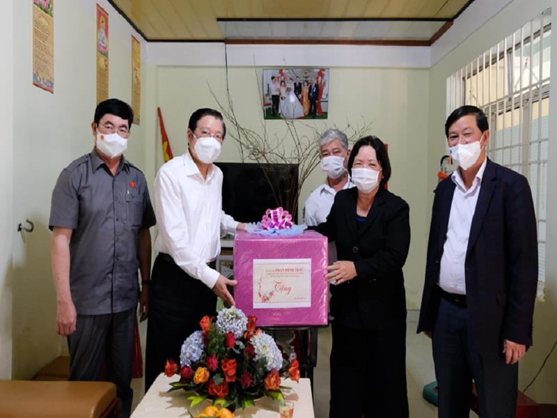 Đoàn công tác thăm hỏi, tặng quà tết cho gia đình bà Hồ  Thị  Ngọc Minh, thương binh 47% (thị trấn Thạnh Mỹ, huyện Đơn Dương)
