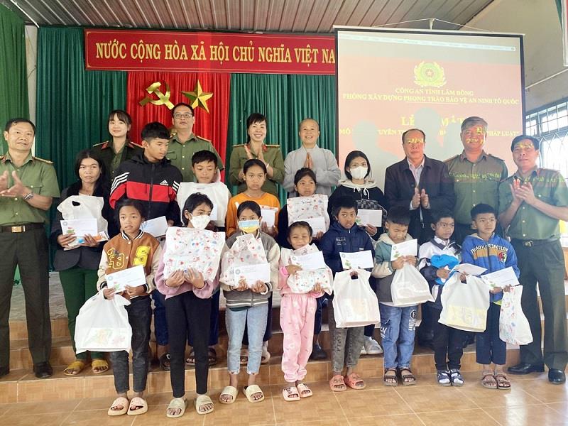 Trao tặng học bổng cho học sinh vượt khó tại xã Đa Nhim (Lạc Dương)