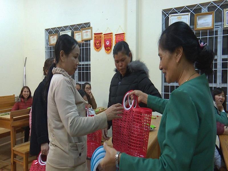 Hội LHPN thị trấn Lạc Dương tặng giỏ nhựa cho các hội viên phụ nữ tổ dân phố Đăng Lèn để thực hiện mô hình “Đi chợ bằng giỏ nhựa”. Ảnh: Anh Tuấn