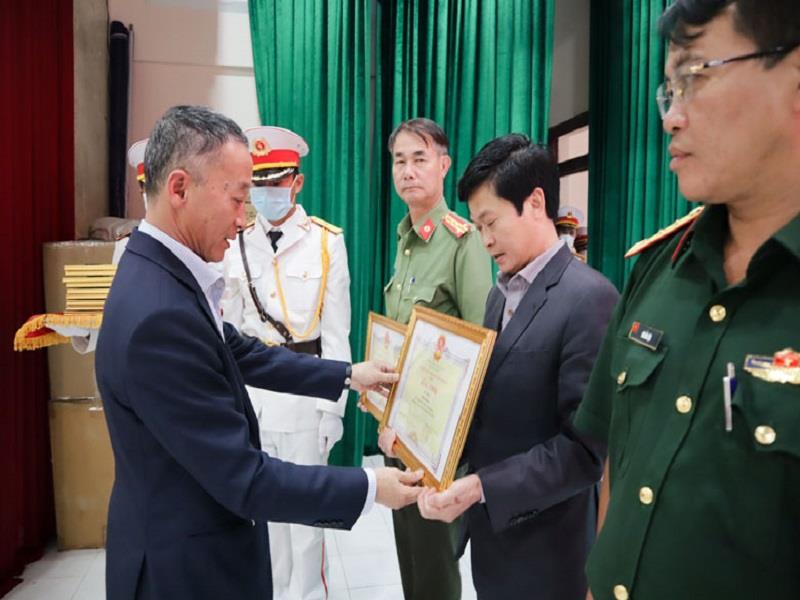 Chủ tịch UBND tỉnh Trần Văn Hiệp trao bằng khen cho các tập thể làm tốt công tác tuyển quân năm 2022