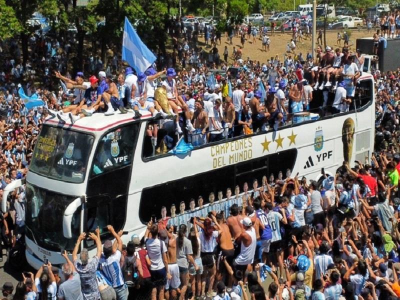 Người hâm mộ chào đón tuyển Argentina đem cúp vàng World Cup trở về. (Ảnh: La Nación)
