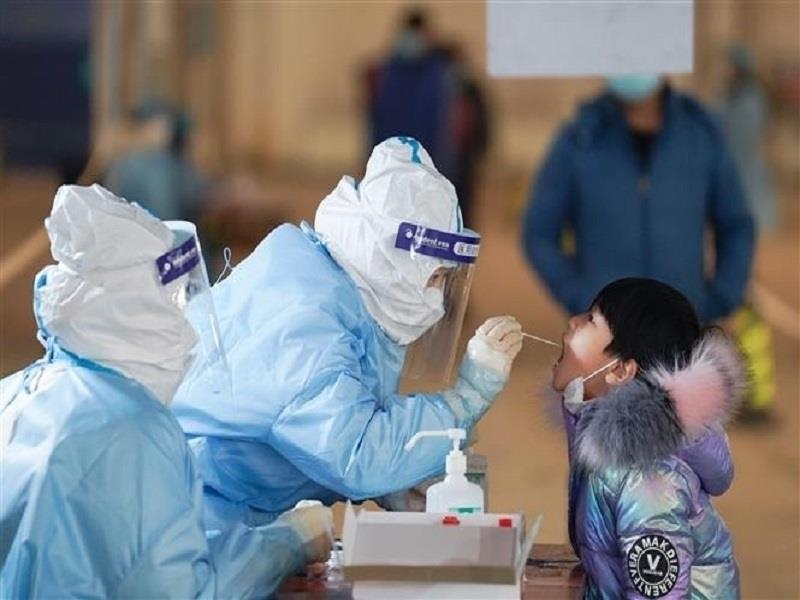 Nhân viên y tế lấy mẫu xét nghiệm COVID-19 tại Bắc Kinh, Trung Quốc. (Ảnh: THX/TTXVN)