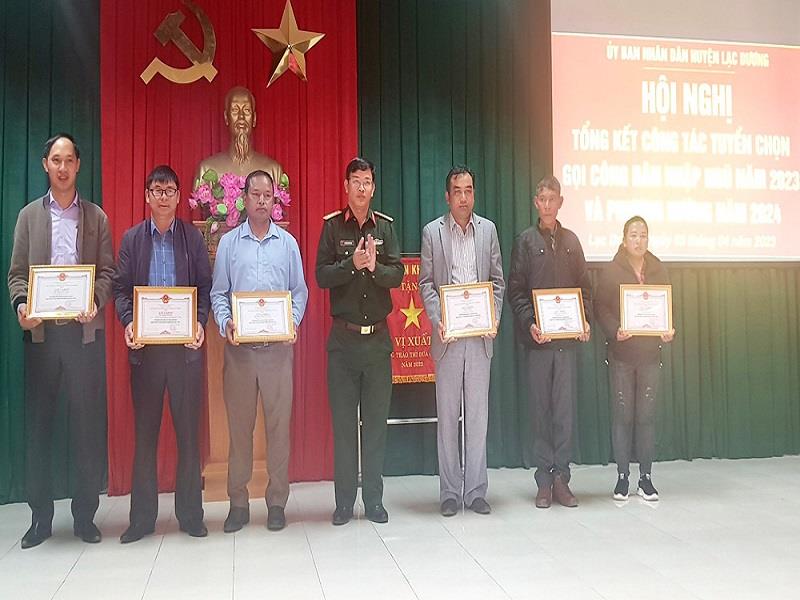 Thượng tá Nguyễn Tuấn Anh - Chỉ huy trưởng Ban Chỉ huy Quân sự huyện Lạc Dương trao giấy khen cho các tập thể có thành tích tốt trong Hội trại tòng quân năm 2023