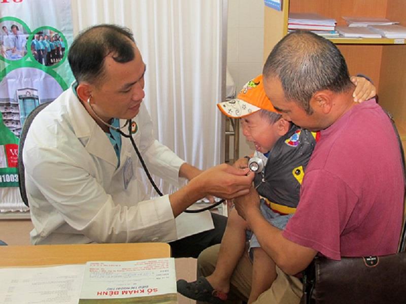 Bác sĩ Bệnh viện Tim Tâm Đức TP HCM đang khám tầm soát bệnh tim cho trẻ em vào tháng 5/2017. (Ảnh: An Nhiên)
