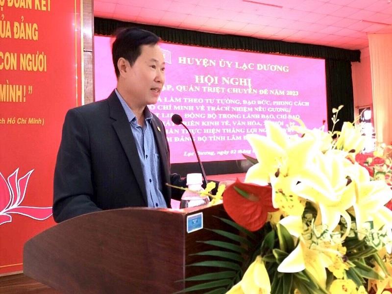 Đồng chí Phạm Triều - TUV, Bí thư Huyện ủy, Chủ tịch HĐND huyện truyền đạt nội dung Chuyên đề năm 2023 của tỉnh tới cán bộ chủ chốt của huyện