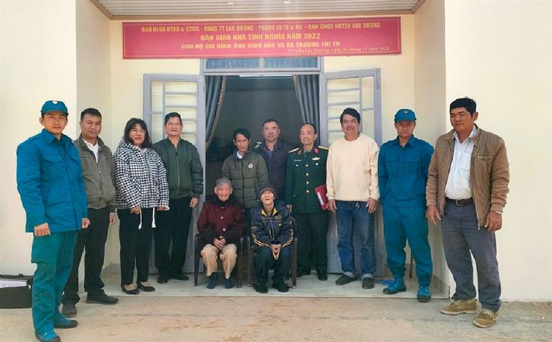 Đại diện lãnh đạo các đơn vị tham dự lễ bàn giao nhà “Tình nghĩa quân - dân” năm 2022 cho hộ gia đình ông Đinh Hảo