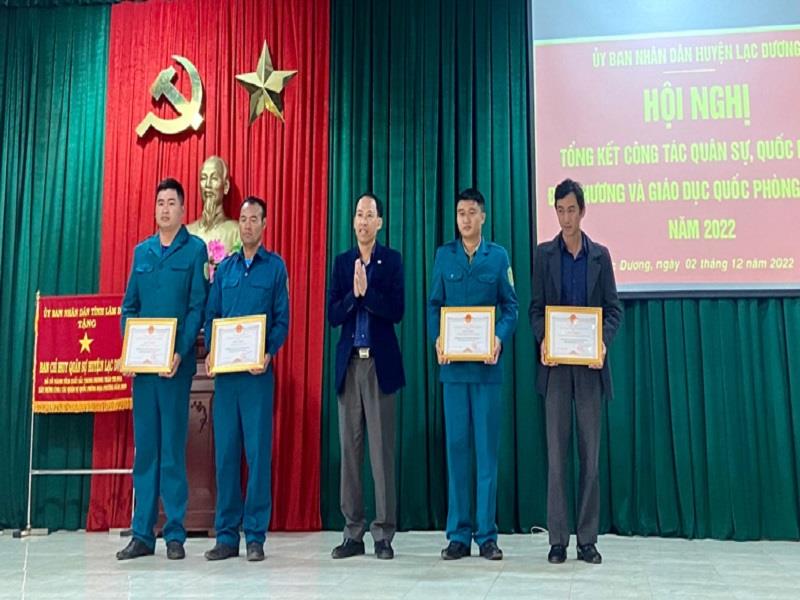 Chủ tịch UBND huyện Lạc Dương Sử Thanh Hoài tặng giấy khen cho các tập thể hoàn thành xuất sắc nhiệm vụ quân sự, quốc phòng địa phương năm 2022